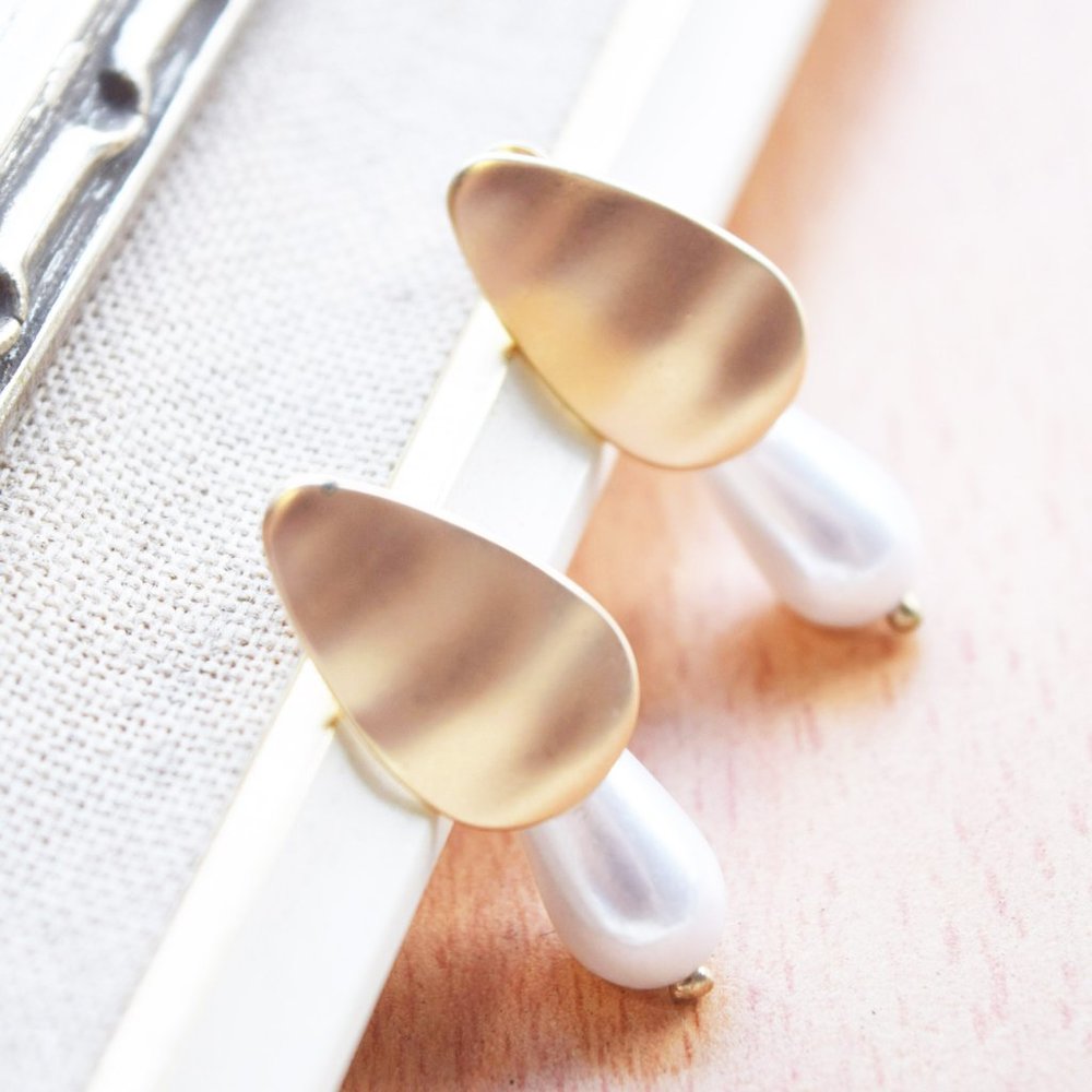 Drop Pearl Earstuds